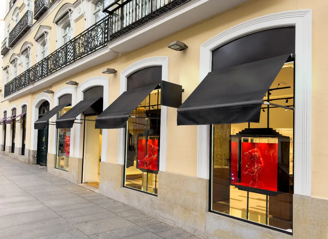 Façade vitrine de magasin en aluminium sur mesure à Saint-Amand-les-Eaux